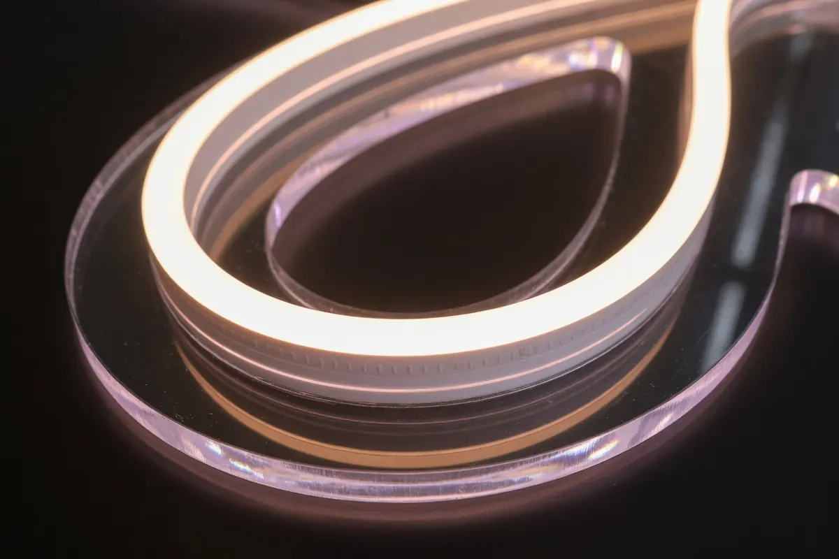 Gros plan d'un tube néon LED en silicone de 6 mm fixé sur une plaque acrylique
