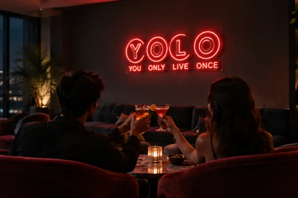 Individuelles LED-Neonschild YOLO vor Ort