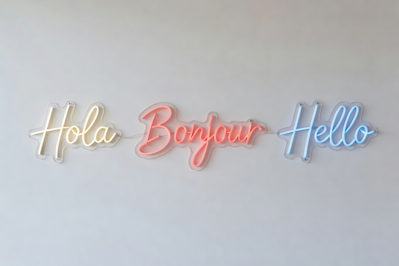 Tres neones LED personalizados en blanco cálido, rosa coral y azul suave alineados