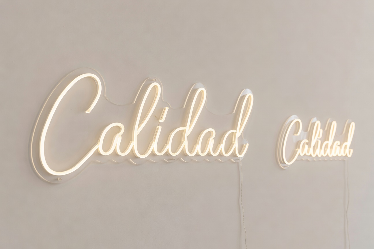 Comparación entre neón LED moderno de silicona y neón de cristal vintage