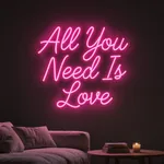 Néon LED All You Need Is Love allumé, mis en situation dans un intérieur