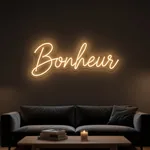 Néon LED Bonheur allumé, mis en situation dans un intérieur