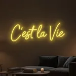 Néon LED C'est la Vie allumé, mis en situation dans un intérieur