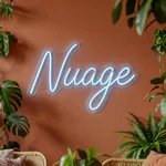 Néon LED Nuage allumé, mis en situation dans un intérieur