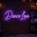 Néon LED Dance Love allumé, mis en situation dans un intérieur