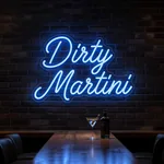 Néon LED Dirty Martini allumé, mis en situation dans un intérieur
