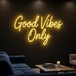 Néon LED Good Vibes Only allumé, mis en situation dans un intérieur