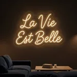 Néon LED La Vie Est Belle allumé, mis en situation dans un intérieur