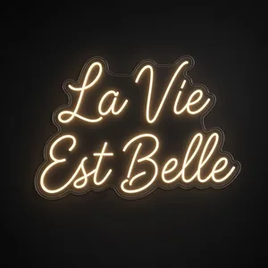 Néon LED La Vie Est Belle blanc chaud, sur plaque en acrylique transparent découpée à la forme