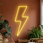 Néon LED Lightning Bolt allumé, mis en situation dans un intérieur