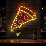 Néon LED Pizza Slice allumé, mis en situation dans un intérieur