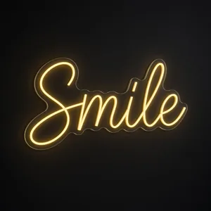 Néon LED Smile jaune chaud, sur plaque en acrylique transparent découpée à la forme