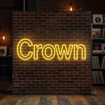 Néon LED The Crown allumé, mis en situation dans un intérieur