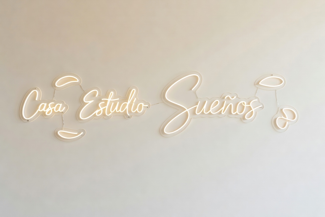 Showroom Helioneon con varios neones LED personalizados expuestos sobre pared clara