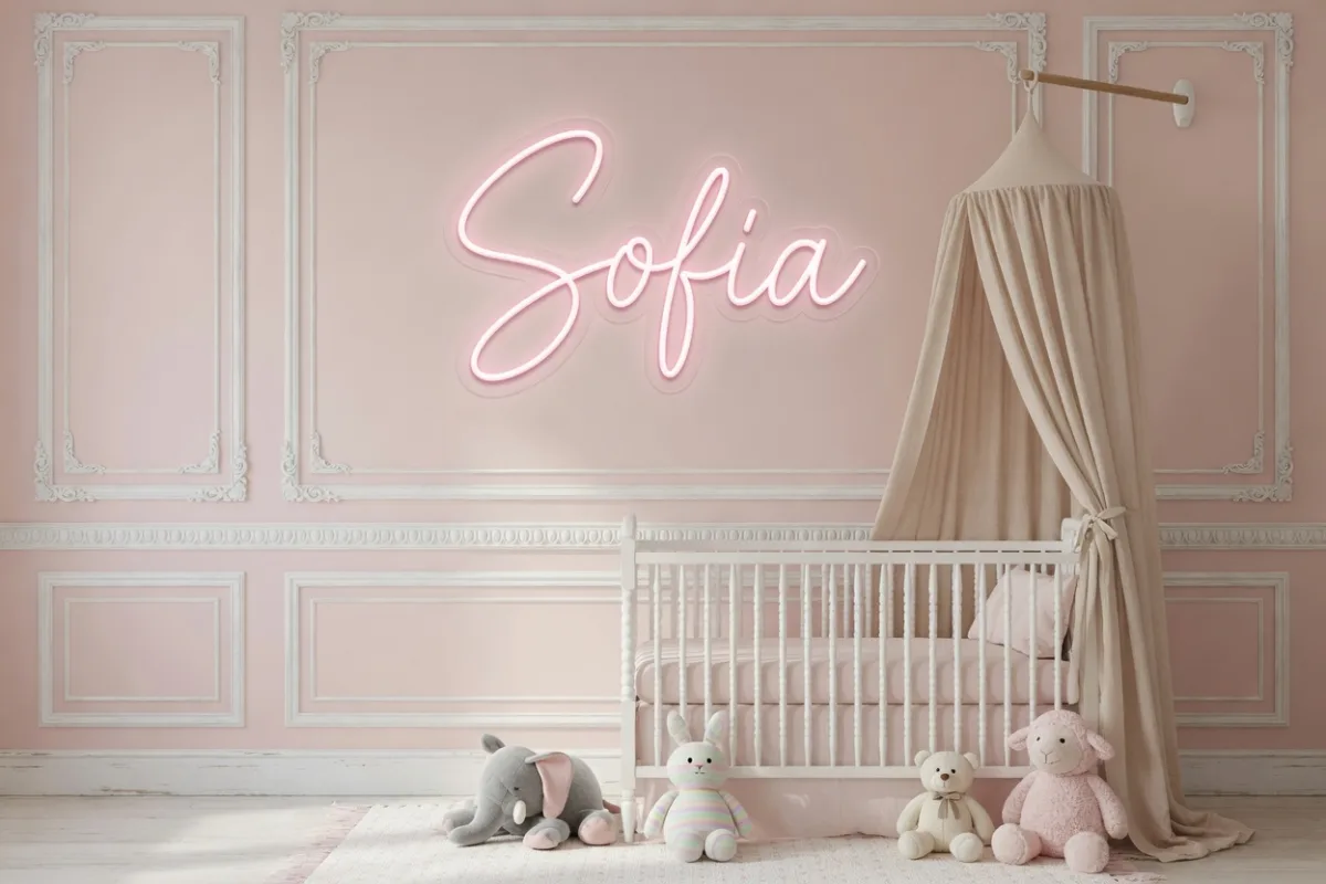 Scritta neon personalizzata Sofia rosa in cameretta bambina a Firenze