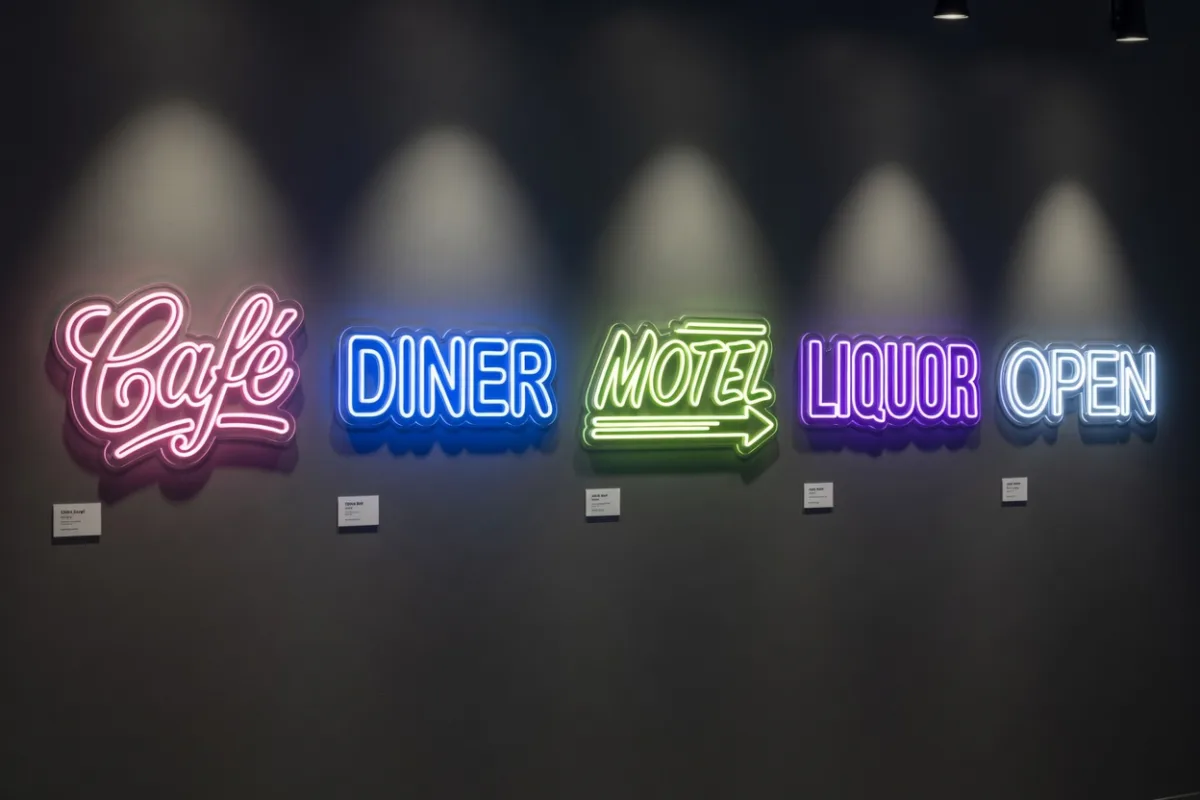 Mur d'exposition retraçant l'évolution des enseignes néon LED