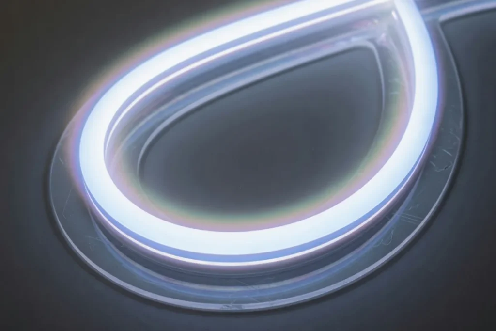 Macro de un tubo neón LED de silicona: luz continua sin puntos
