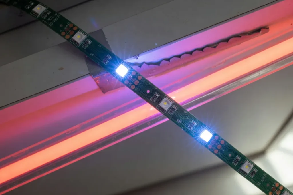 Tira LED bajo un mueble con puntos de luz visibles