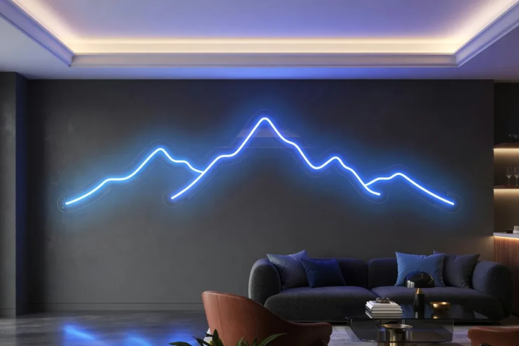 Salón que combina tira LED en cornisa y neón LED de pared