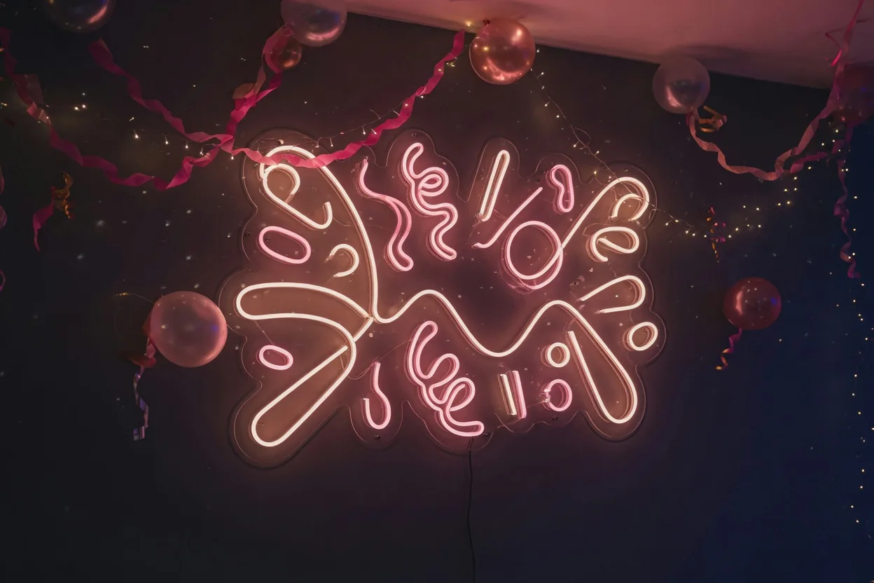 Soirée néon : le guide complet pour l'organiser de A à Z