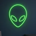 Tent LED-neonskilt Alien i et interiør