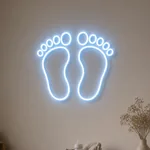 Neón LED Baby Feet encendido en un interior real