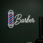 Néon LED Barber Pole aceso num ambiente interior