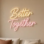 Néon LED Better Together allumé, mis en situation dans un intérieur