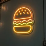 Neon LED Burger acceso, ambientato in un interno