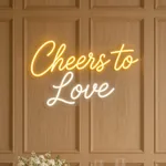 Neon LED Cheers to Love acceso, ambientato in un interno