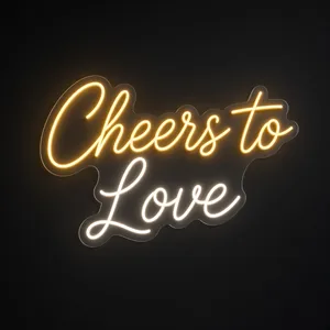 Néon LED Cheers to Love em amarelo quente e branco quente sobre placa de acrílico transparente recortada