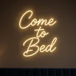 Néon LED Come to Bed aceso num ambiente interior