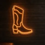 Néon LED Cowboy Boot aceso num ambiente interior
