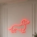 Néon LED Dachshund allumé, mis en situation dans un intérieur