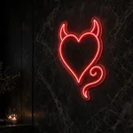 Αναμμένη πινακίδα νέον LED Devil Heart σε εσωτερικό χώρο