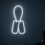 Néon LED Dog Tags aceso num ambiente interior