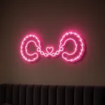 Leuchtendes LED-Neonschild Fluffy Handcuffs in einem Wohnraum