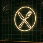 Néon LED Fork and Knife allumé, mis en situation dans un intérieur