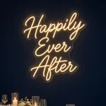Leuchtendes LED-Neonschild Happily Ever After in einem Wohnraum