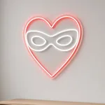 Brandend LED-neonbord Hero Heart in een interieur