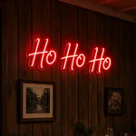 Néon LED Ho Ho Ho allumé, mis en situation dans un intérieur