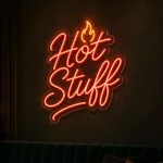 Néon LED Hot Stuff allumé, mis en situation dans un intérieur