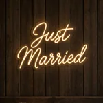Leuchtendes LED-Neonschild Just Married in einem Wohnraum