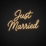 LED-Neonschild Just Married in Warmweiß auf transparenter, konturgeschnittener Acrylplatte