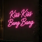 Néon LED Kiss Kiss Bang Bang allumé, mis en situation dans un intérieur