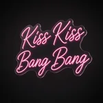 Néon LED Kiss Kiss Bang Bang rose, sur plaque en acrylique transparent découpée à la forme