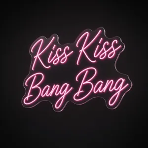 LED-neonbord Kiss Kiss Bang Bang in roze op transparante acrylplaat, op vorm gesneden