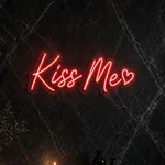 Néon LED Kiss Me allumé, mis en situation dans un intérieur