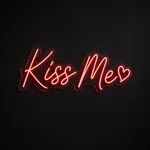 Néon LED Kiss Me rouge, sur plaque en acrylique transparent découpée à la forme