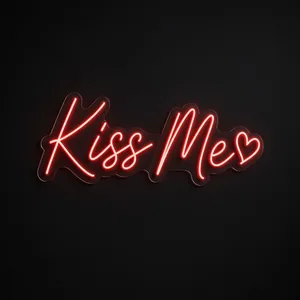 Néon LED Kiss Me rouge, sur plaque en acrylique transparent découpée à la forme